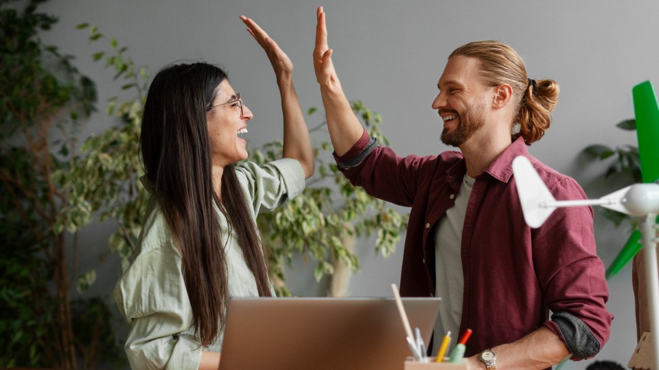 Um homem e uma mulher a comemorar o sucesso do crédito para empresas - efacont