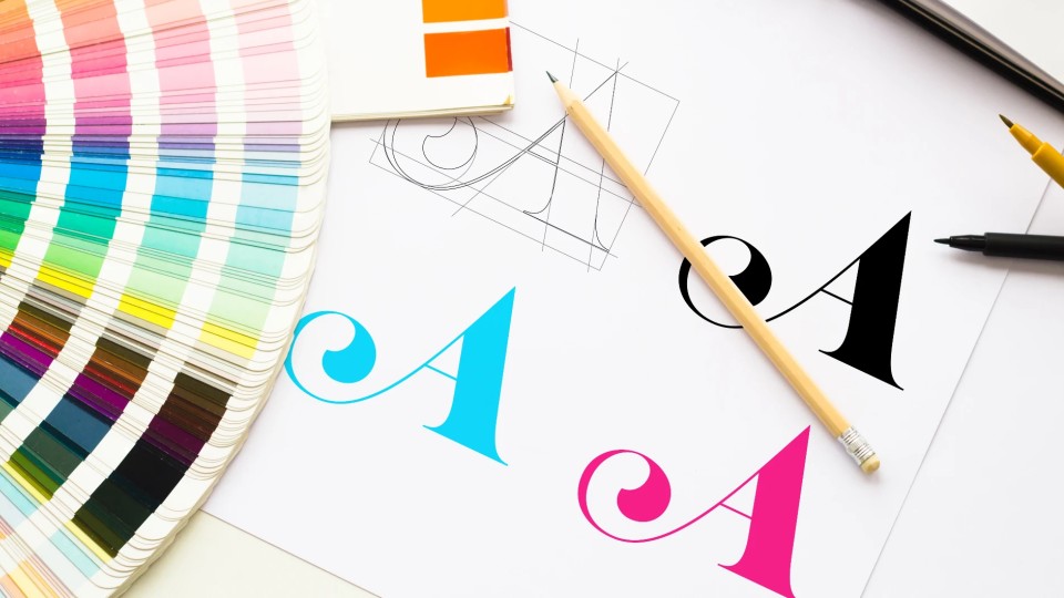 a letra a num pedaço de papel com outras amostras de cores representando a criação de uma identidade visual para fins de marketing-efacont