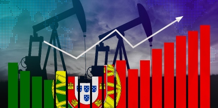 Silhueta de bombas de óleo contra um céu nublado com uma linha gráfica branca ascendente. Barras verticais vermelhas aumentam de altura da esquerda para a direita, simbolizando crescimento e destacando o PIB em Portugal. Sobreposta há uma mistura da bandeira portuguesa, com escudos e castelos. Um mapa-múndi é vagamente visível no fundo. - Efacont