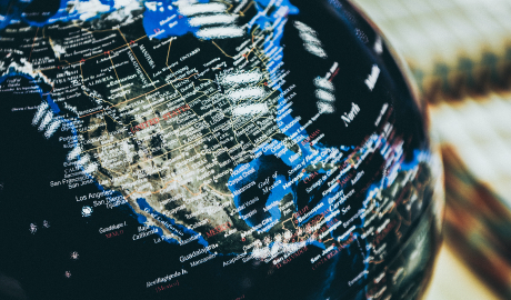 Close-up de um globo moderno com a América do Norte, marcado com texto branco para cidades e limites. Contra um fundo escuro, ele exibe contornos detalhados dos Estados Unidos, Canadá e México. O efeito levemente desfocado destaca o texto — ideal para empresas portuguesas que planejam expansão internacional. - Efacont