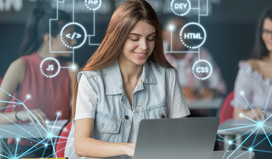 Uma mulher com longos cabelos castanhos trabalha em um laptop em uma sala de aula, abraçando a adoção de Inteligência Artificial. Ela veste um colete jeans leve e sorri levemente. No fundo, três pessoas estão desfocadas. Ícones gráficos ao redor dela retratam conceitos de codificação como HTML, CSS, JS, PHP e DEV. - Efacont